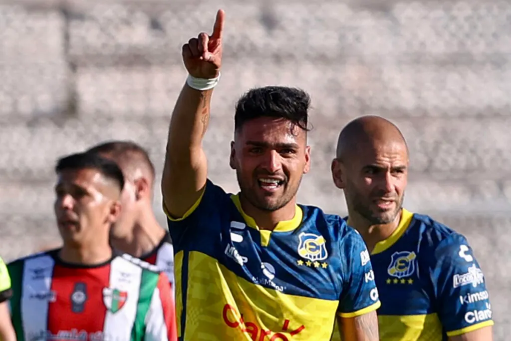 Felipe Campos celebrando un gol por Everton de Viña del Mar.