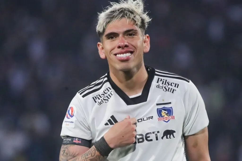 Primer plano a Carlos Palacios celebrando un gol con Colo-Colo.