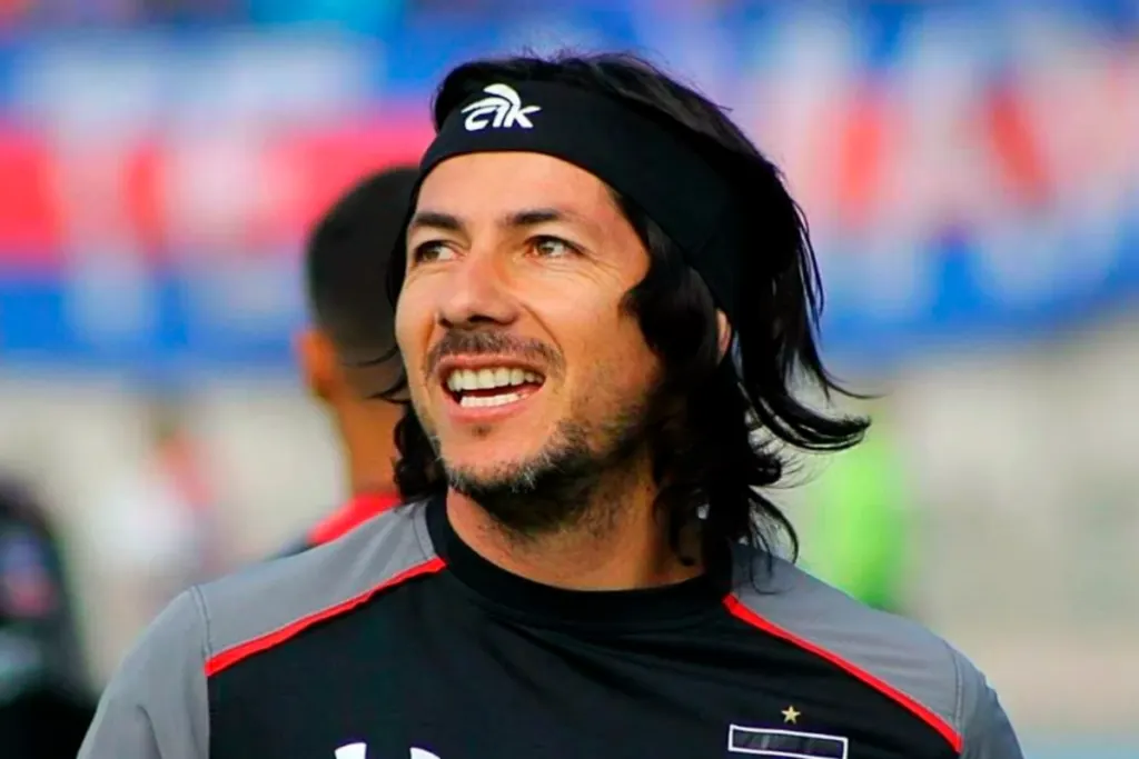 Primer plano al rostro sonriente de Jaime Valdés, ex jugador de fútbol que se encontraba en pleno calentamiento con el uniforme de Colo-Colo.