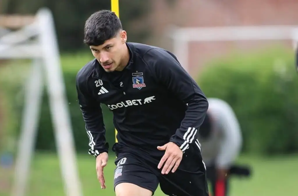 Alexander Oroz sufrió un desgarro que le impedirá jugar por Colo-Colo en varios días.