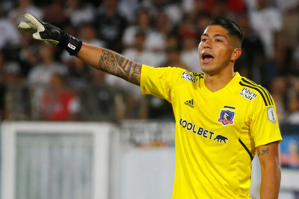 Brayan Cortés durante un partido de Colo-Colo.