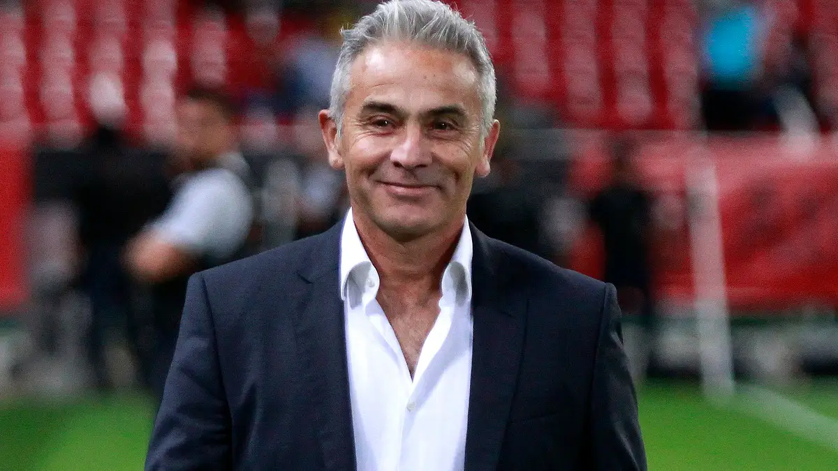 GUADALAJARA, MEXICO – OCTUBRE 19 Juvenal Olmos Director Técnico del Veracruz durante el juego de la Jornada 13 del Torneo Apertura 2018 de la Liga Bancomer MX en el Estadio Jalisco, el 13 de octubre del 2018 en Guadalajara, Mexico. FOTO: JAM MEDIA/AGENCIAUNO