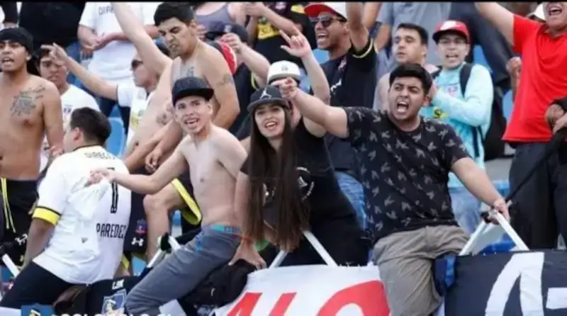 Carlos Palacios como hincha en la Garra Blanca.