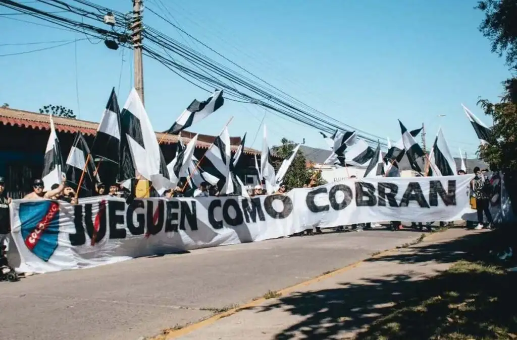Hinchas se manifestaron contra el plantel de Colo-Colo antes del duelo con Deportes Limache. Foto: Huella de Campeón.