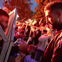 [VIDEO] No lo dudó: Novia escapa de su boda para recibir al plantel de Colo-Colo