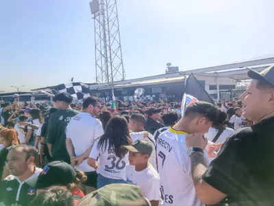 [VIDEO] Hinchas de Colo-Colo llegan en masa al Arengazo con miras al Superclásico 193