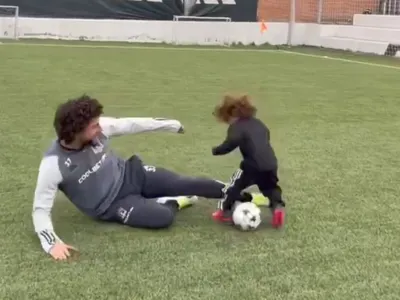 [VIDEO]: El tierno momento de Maximiliano Falcón jugando fútbol con su hijo en el Estadio Monumental