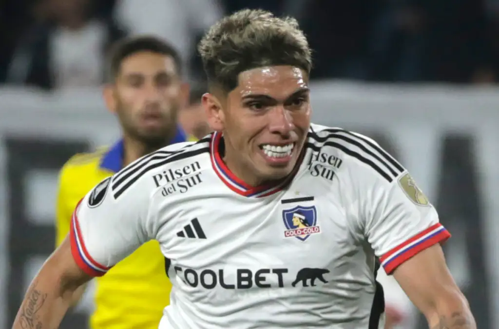 Carlos Palacios enfrentando a Boca Juniors con la camiseta de Colo-Colo.