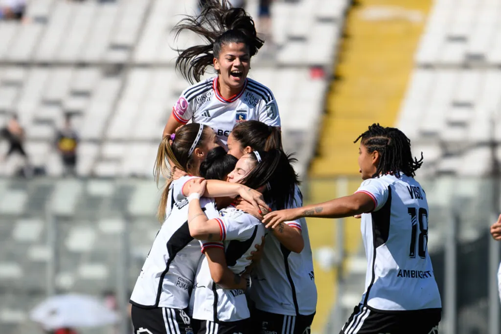 Jugadoras de Colo-Colo Femenino celebrando un gol frente a Universidad de Chile.
