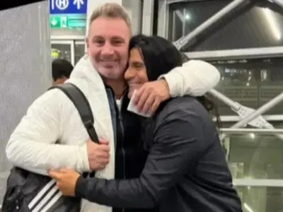 ¡Notable! El emotivo encuentro de Marcelo Barticciotto y «Coca» Mendoza viajando a ver a Colo Colo ante Boca Juniors