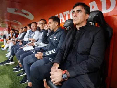 Sorpresa total: Gustavo Quinteros adelantó que Colo-Colo podría usar tres centrales Sub-21 como titulares ante Boca Juniors