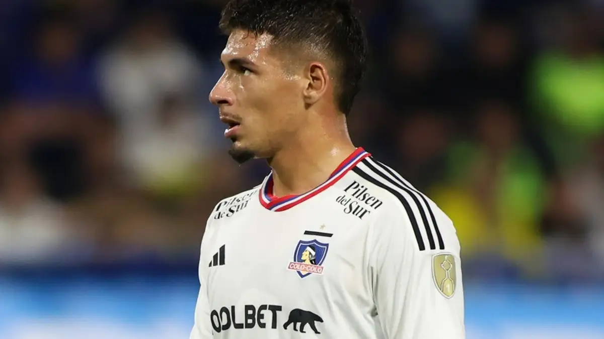 Alan Saldivia con la camiseta de Colo Colo en La Bombonera