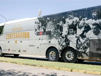 Insólito: Hinchas de la U vandalizan bus de la Gira Centenario de Colo-Colo