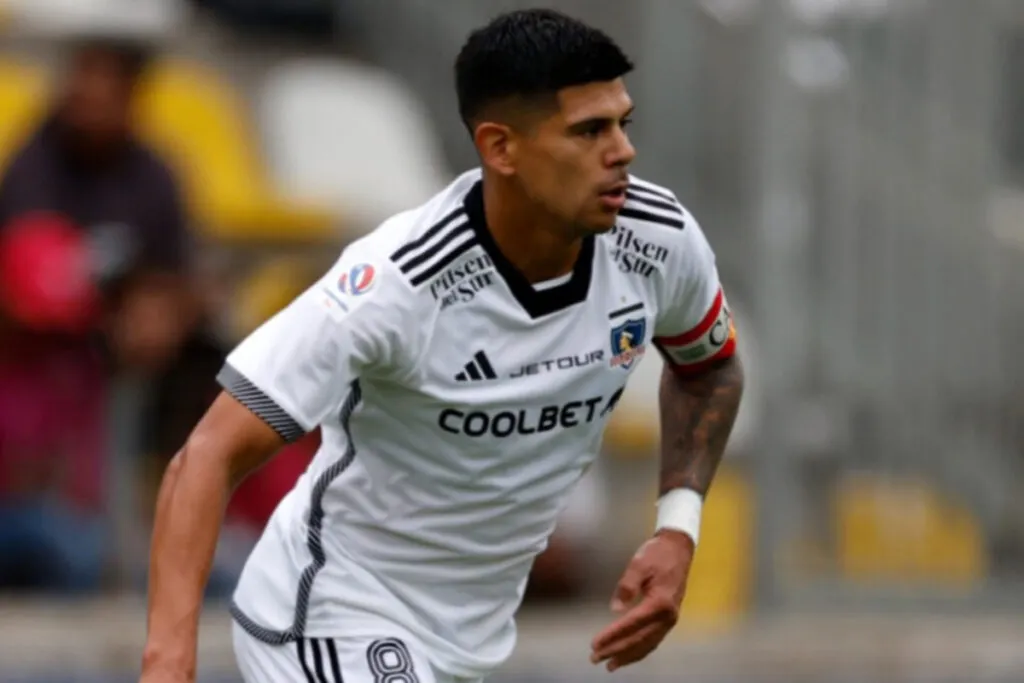 El jugador de Colo Colo Esteban Pavez es fotografiado durante el partido de primera division contra Coquimbo Unido