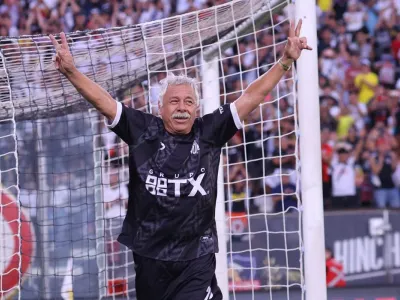 [VIDEO] Carlos Caszely demuestra su vigencia y anota golazo con 73 años en despedida de Jaime Valdés