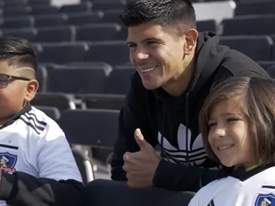 [VIDEO] Final feliz: Esteban Pavez recibió a los niños que fueron víctima del robo de su camiseta