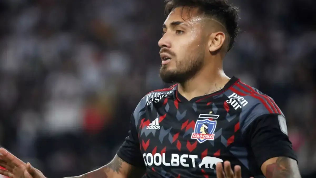 Primer plano de Marcos Bolados con la camiseta negra de Colo-Colo