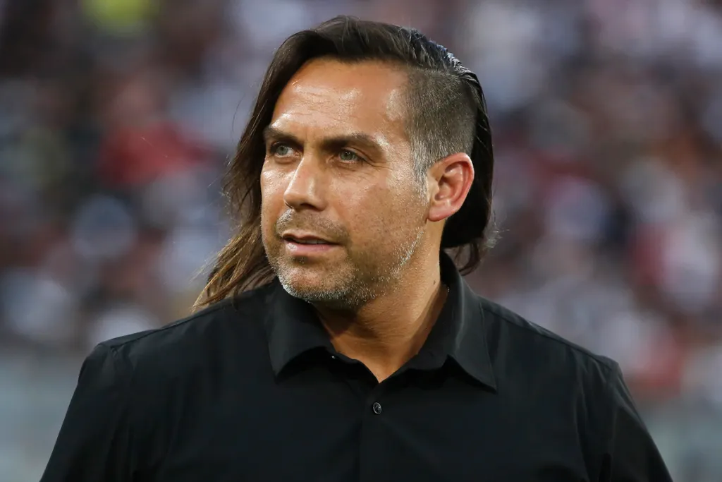 Arturo Sanhueza con cara de concentración en pleno homenaje en la cancha principal del Estadio Monumental.