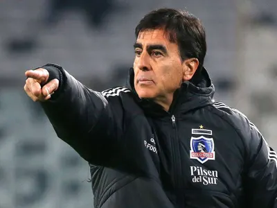 Con todos los refuerzos: La formación titular que proyecta Gustavo Quinteros para el Colo-Colo 2023