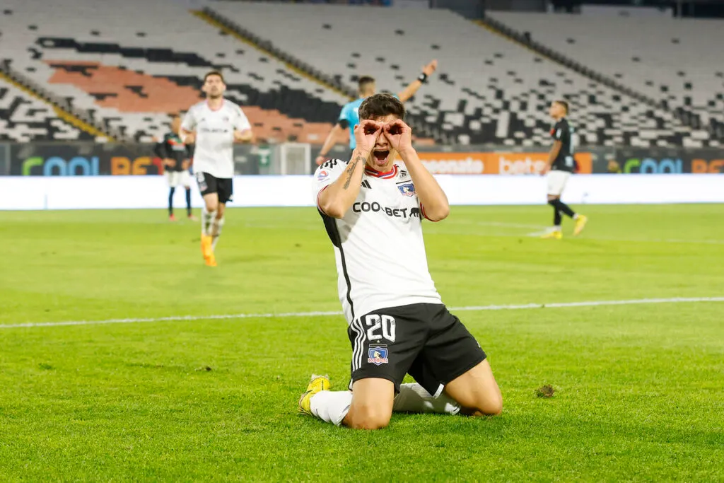 Alexander Oroz celebrando su gol, que decretó el 3-1 definitivo con que Colo-Colo venció a Palestino en el Estadio Monumental.
