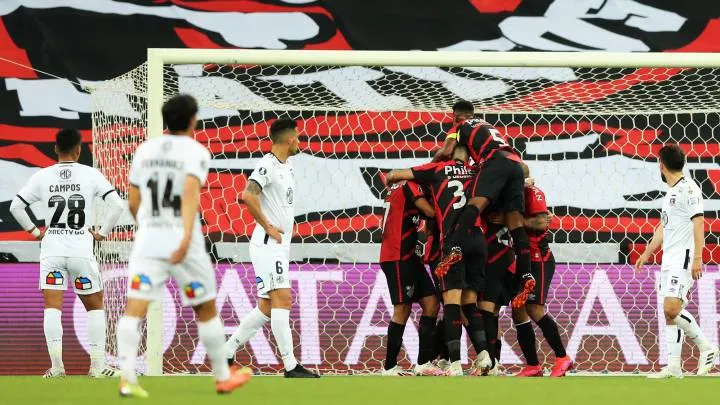 Colo Colo revive el sufrimiento y tropieza ante Paranaense en Brasil - AS  Chile