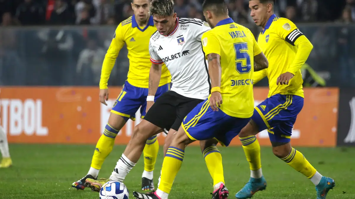 Carlos Palacios disputando el partido de Colo-Colo vs Boca Juniors por la Copa Libertadores