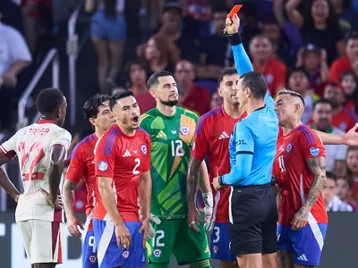 ¿Era para roja? La polémica expulsión de Gabriel Suazo en duelo de Chile ante Canadá
