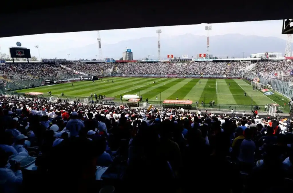 En Colo-Colo quieren aumentar el aforo del Estadio Monumental.