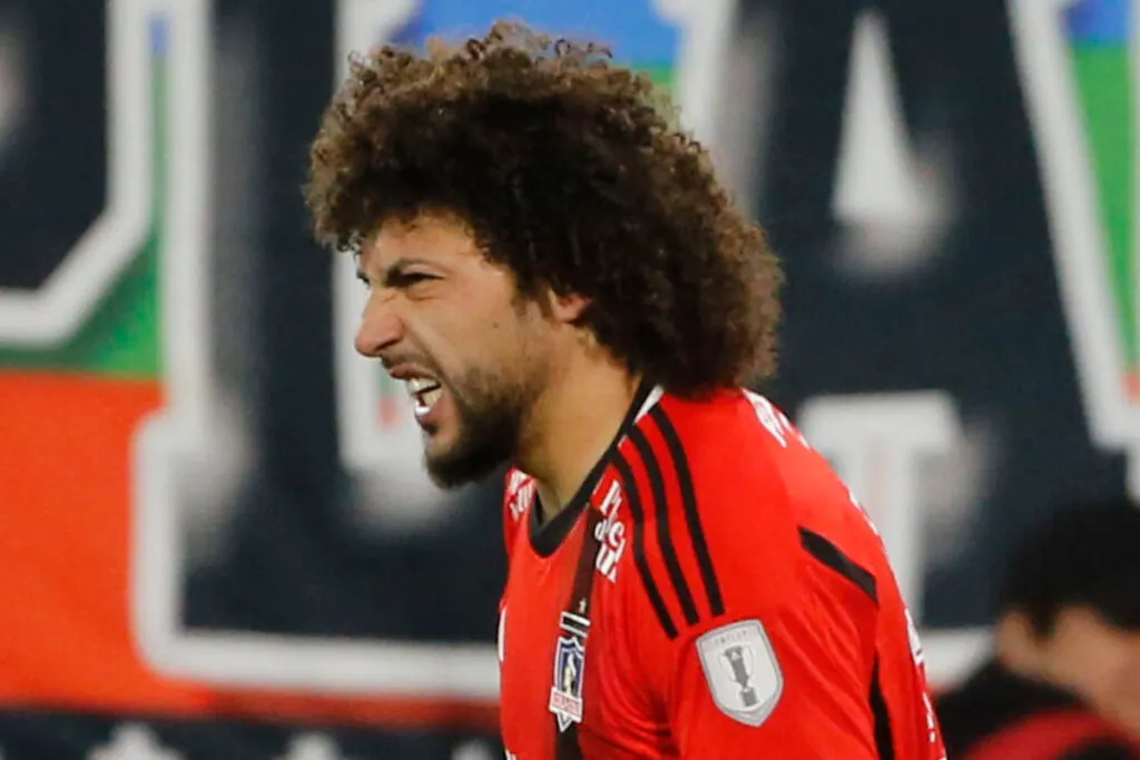 Maximiliano Falcón con cara de lamento mientras defiende la camiseta de Colo-Colo durante la temporada 2023.