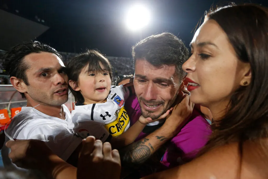 Paulo Garcés celebrando en compañía de su familia el título obtenido por Colo-Colo en la final de la Copa Chile 2016.