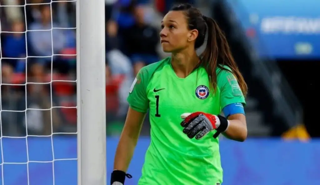 Christiane Endler podría retirarse de La Roja.