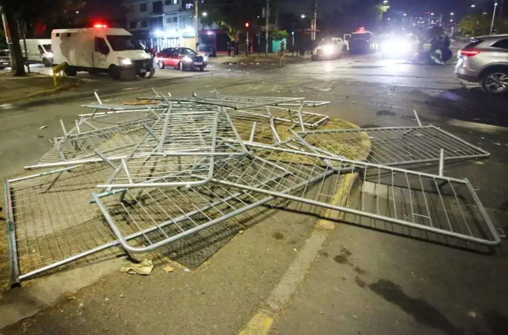 La fuerza policial habría ejercido presión sobre las víctimas a través de las vallas papales. Foto: Jonnathan Oyarzun/Photosport.