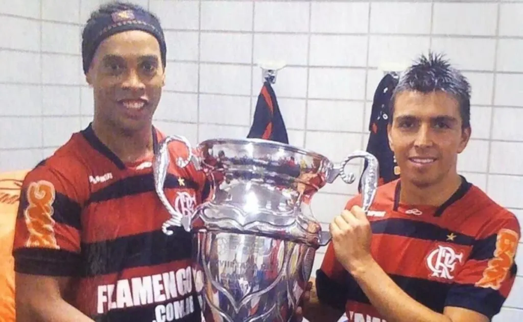 Ronaldinho y Gonzalo Fierro celebrando la obtención del Torneo Carioca 2011 con Flamengo.