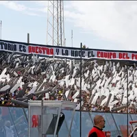 Con palo a los jugadores incluido: El potente mensaje que lanzó la Garra Blanca tras el Superclásico