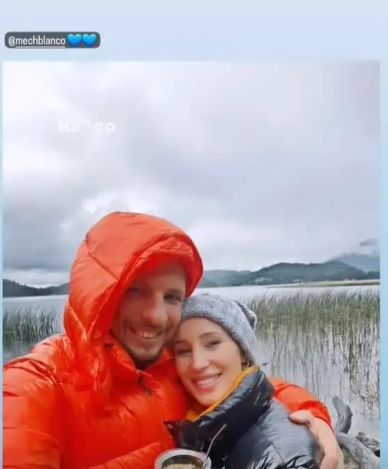 Emiliano Amor confirmó su romance con Mechi Blanco, desatando múltiples comentarios en Argentina.