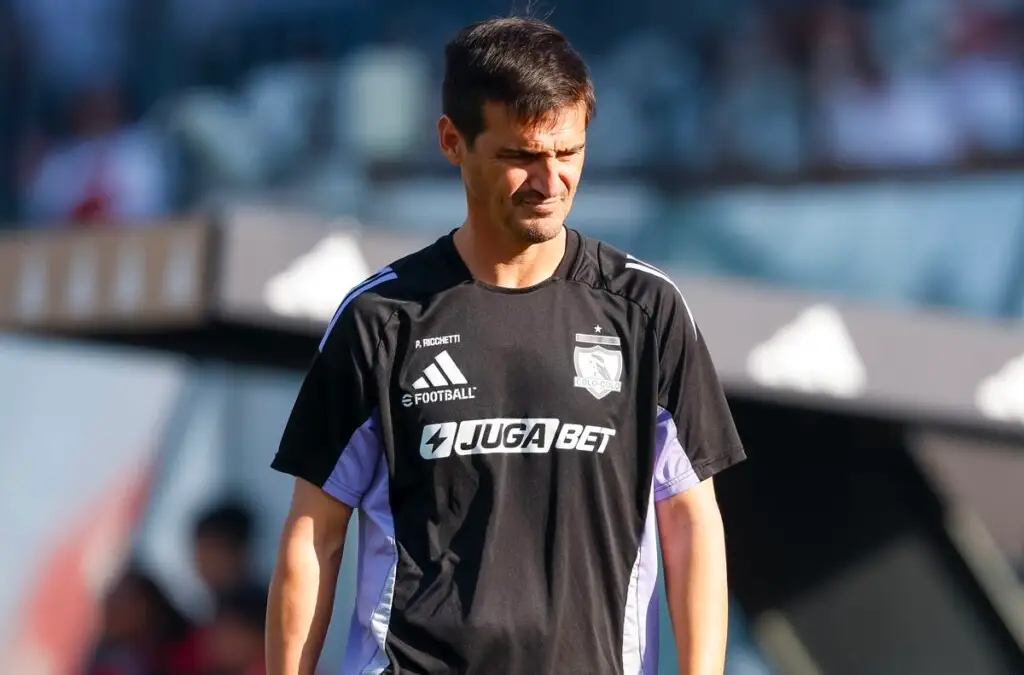 El asistente de Almirón ha logrado sacar la tarea adelante en su ausencia. Foto: Pepe Alvujar/Photosport.