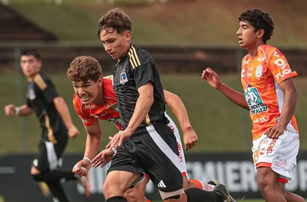 Colo-Colo goleó a Pachuca en Brasil.