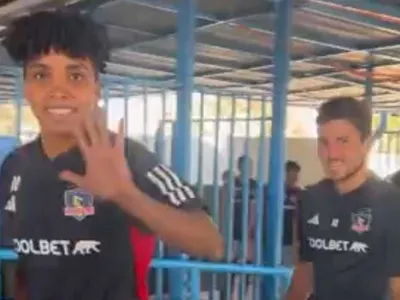 [VIDEO] Con Brayan Cortés como árbitro: Así fue la llegada de los futbolistas de Colo Colo a actividad en colegio de Macul