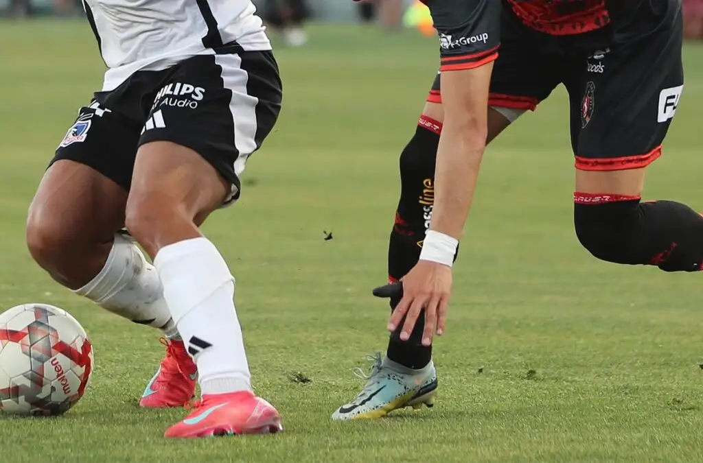 El evidente deterioro del campo de juego afectó a propios y ajenos. Foto: Felipe Zanca/Photosport.