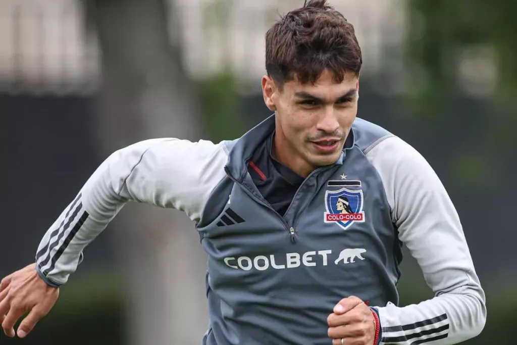 Erick Wiemberg corriendo con el buzo de Colo-Colo