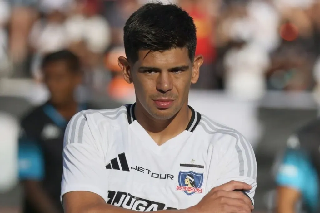 Esteban Pavez con la camiseta de Colo-Colo.
