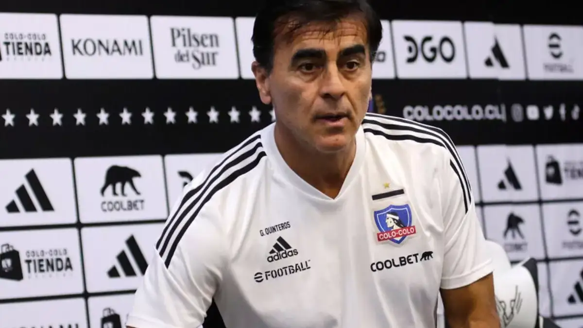 Gustavo Quinteros con camiseta de Colo-Colo durante una conferencia de prensa.