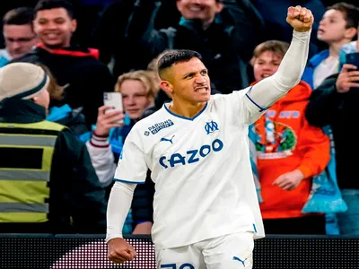 Alexis Sánchez vuelve a destacar en Francia y la prensa lo bautiza con un particular apodo