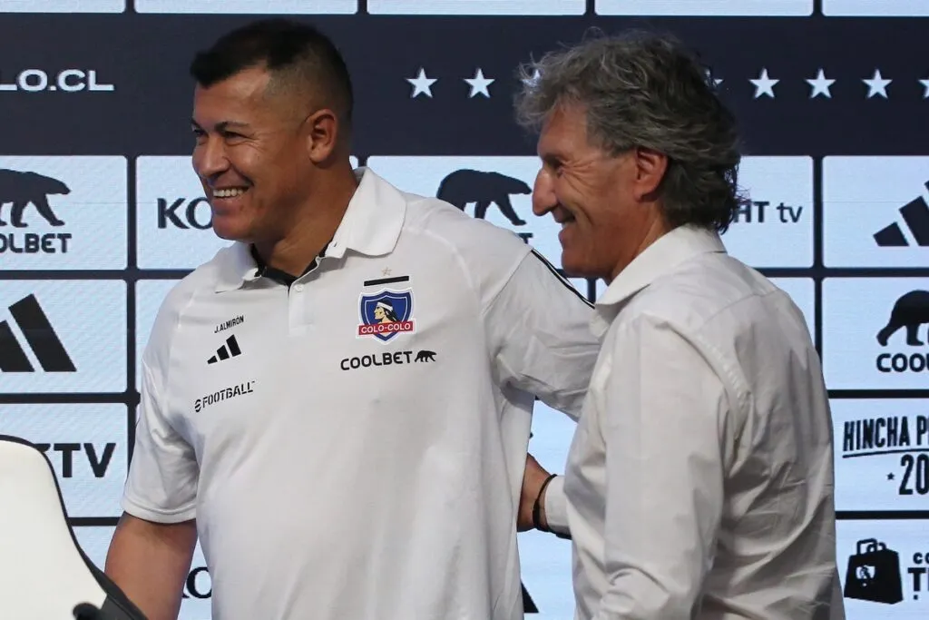 Jorge Almirón y Daniel Morón en la sala de conferencia de prensa de Colo-Colo.
