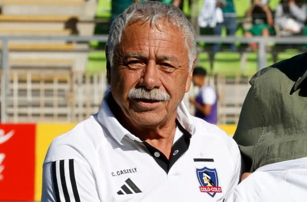 Carlos Caszely fue homenajeado en el Estadio Monumental.