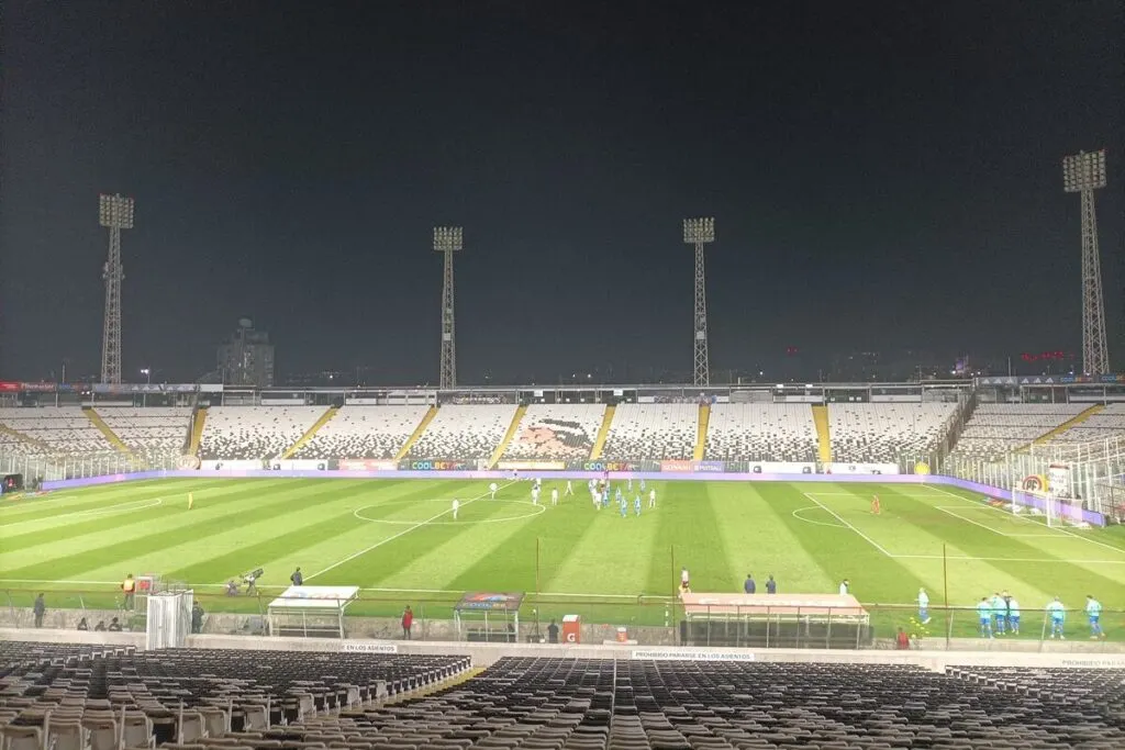 Las torres de iluminación del Estadio Monumental se apagaron repentinamente.