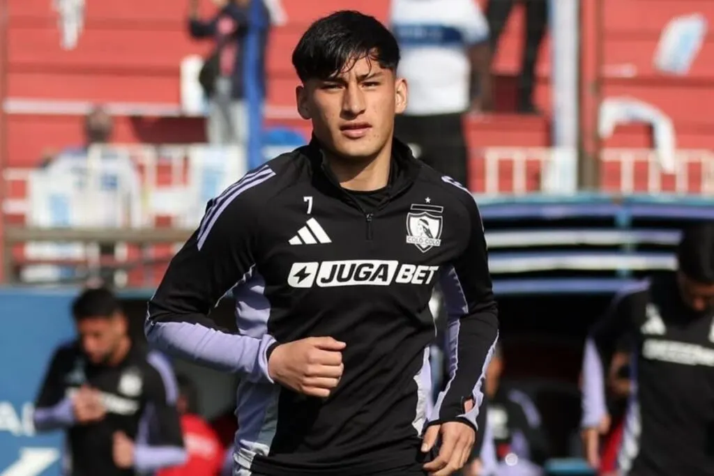 Primer plano a Francisco Marchant, quien suma minutos Sub-21, con la indumentaria de entrenamiento de Colo-Colo en el Estadio Santa Laura.