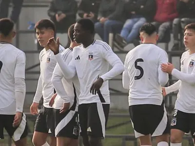 «Será un crack»: Hinchas alucinan con juvenil de Colo-Colo y lo piden para el primer equipo