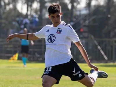 Canterano olvidado por Colo-Colo: Martín Larraín firmó su primer contrato profesional