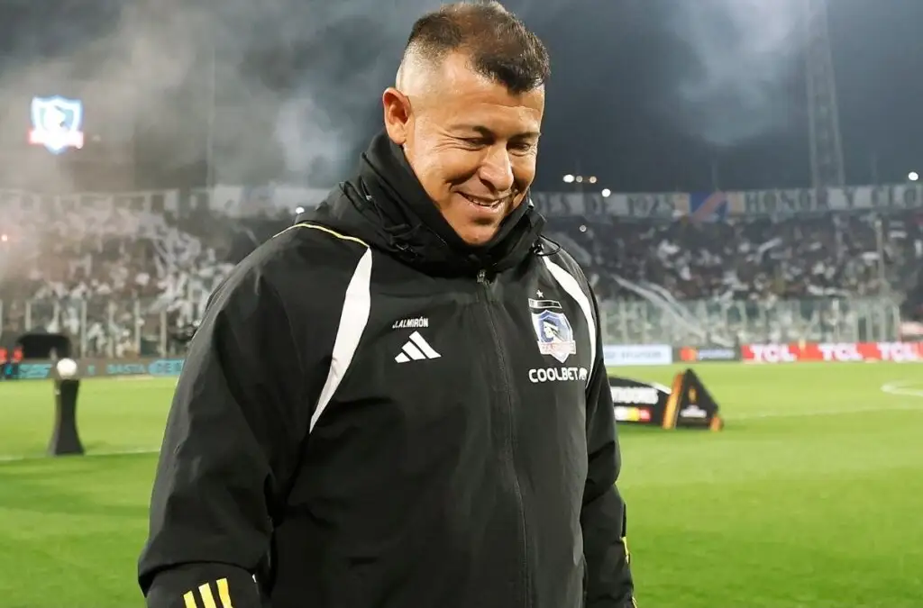Jorge Almirón cumplió su sanción y volverá a dirigir en cancha a Colo-Colo en el Campeonato Nacional.